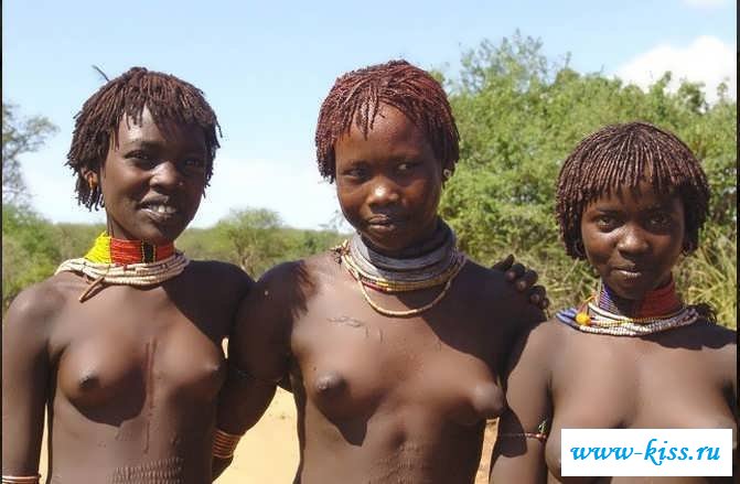 Раздетые дамочки из племени мило улыбаются