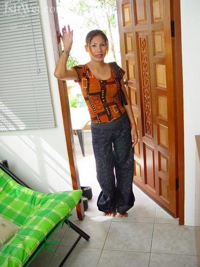 33-летняя вьетнамка разделась и показала пизду
