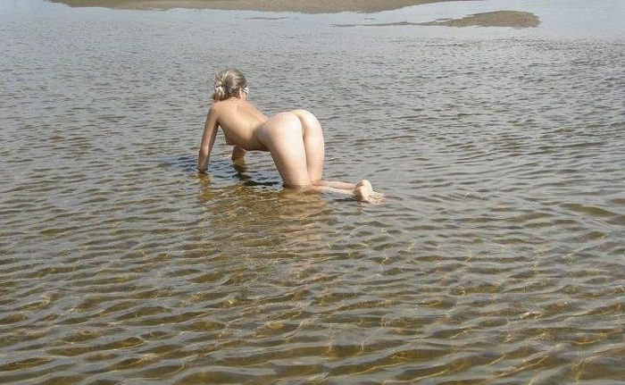 Фотограф снимает голые письки девушек на пляже