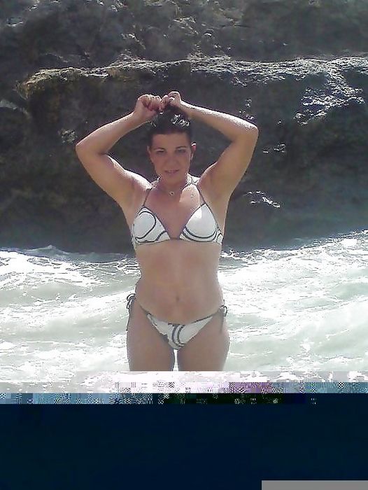 Сексапильная зрелая гречанка Мара на пляже в бикини