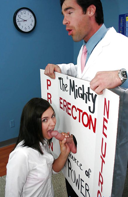 Практикантка обрабатывает ртом пенис доктора