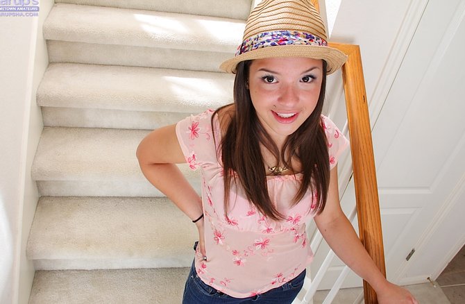 Бритая узкая пися девушки в шляпе на лестнице голышом