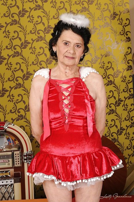Бабушка в красном наряде показывает волосатую пизду дома