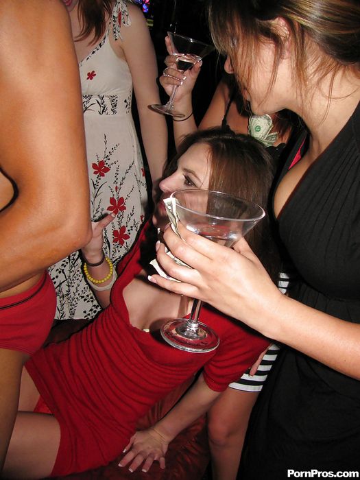 Пьяные девки устроили групповуху со стриптизерем порно фото