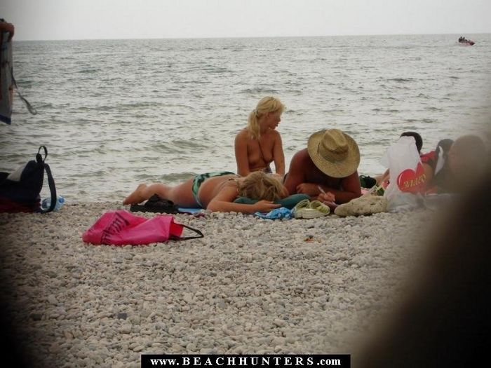 Семейные пары на нудистском пляже