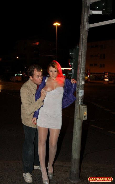 Рыжая уличная проститутка ебется прямо на улице