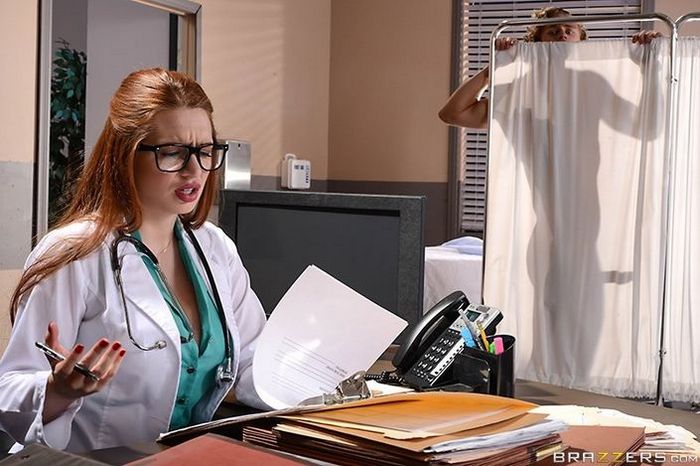 Сластолюбивая медсестра обожает облизывать хуй язычком и пороться на работе